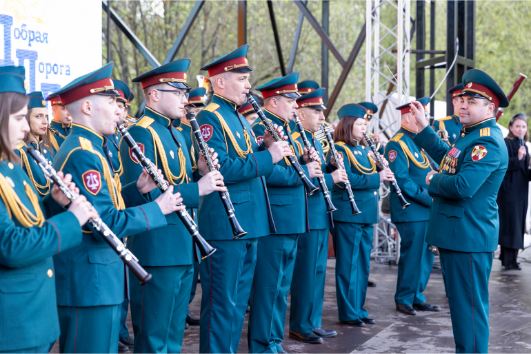 Танцевальный флешмоб «Эхо Побед» прошёл на площадке Усадьбы Гребнево.