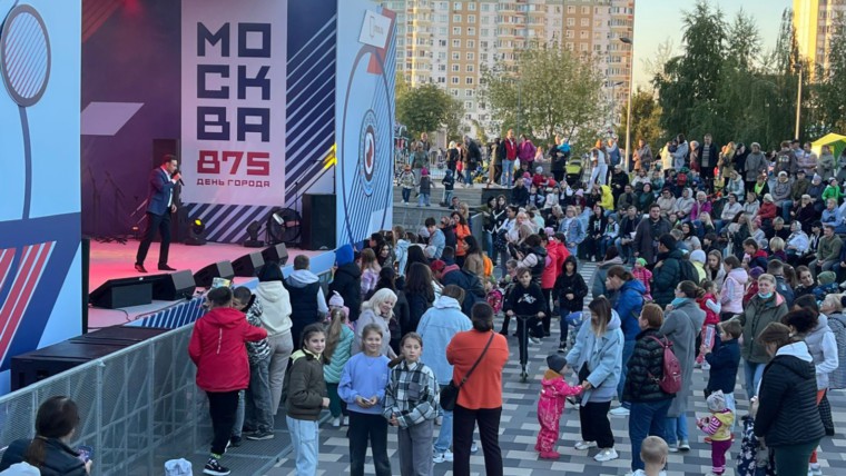 На летней сцене в Ново- Переделкино прошли праздничные гуляния посвящённые Дню города