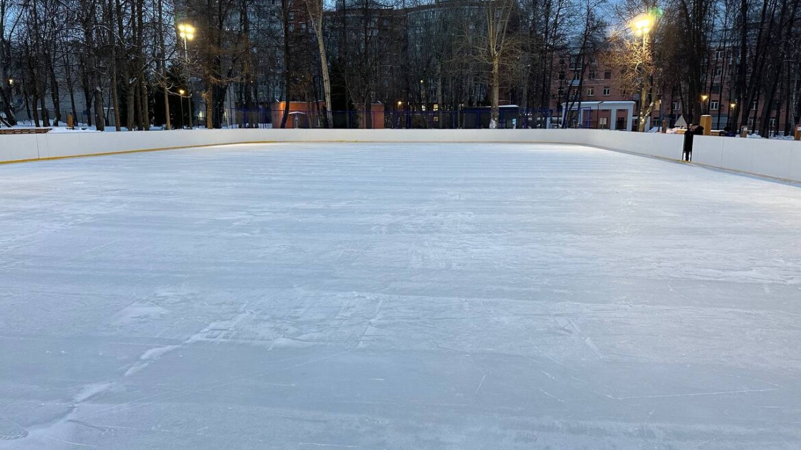 В детском парке «Фили» открыт каток.