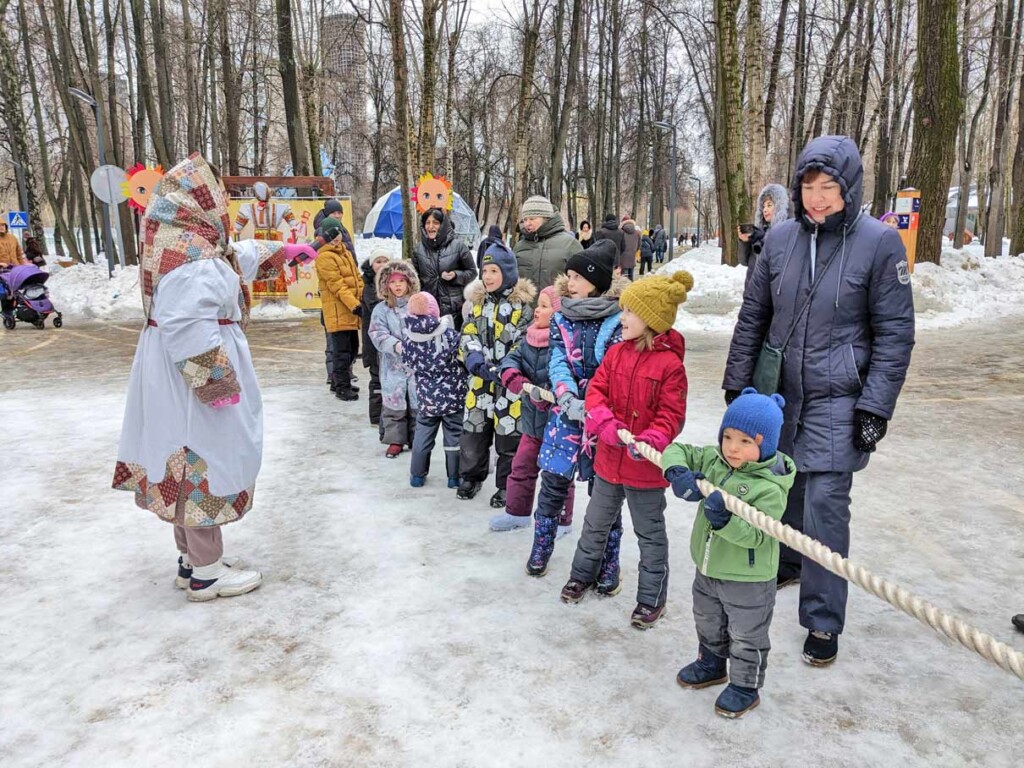 С блинами и народными гуляниями проводили Масленицу в детском парке «Фили».