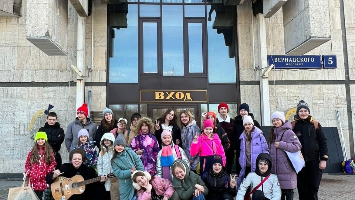 Театральная студия «Гротеск»  приняла участие в фестивале детских театральных коллективов «Искусство - любовь моя»
