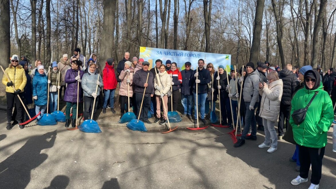 Коллектив МЦ «Галактика» принял участие в общегородском субботнике.