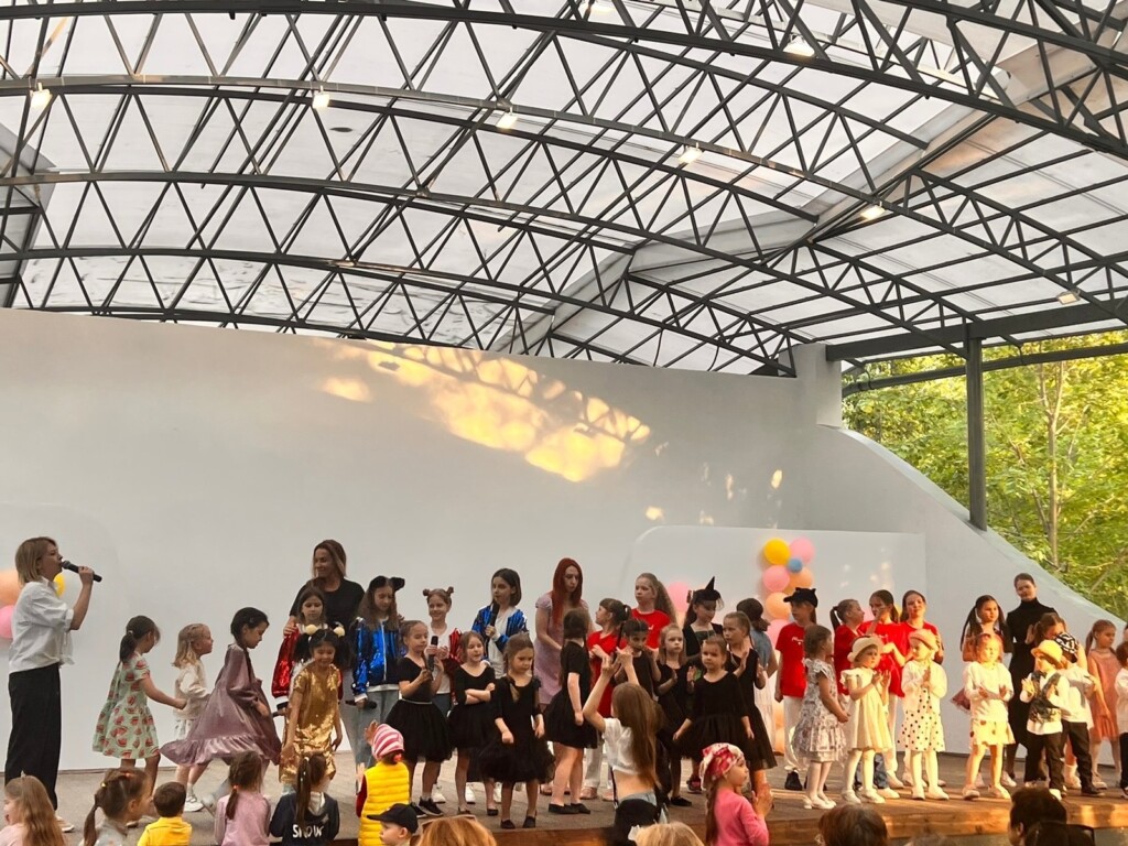 На сцене Детского парка «Фили» прошел отчётный концерт коллективов филиала «Филевский парк».