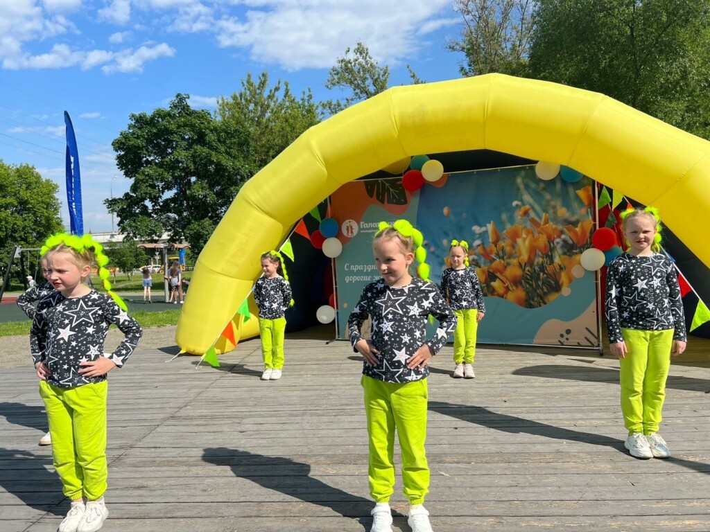 На Беловежском пруду прошла праздничная программа посвященная Дню России.