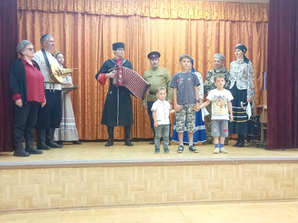 Казачий хор «БерюгА» выступил в военном госпитале г. Рязань.