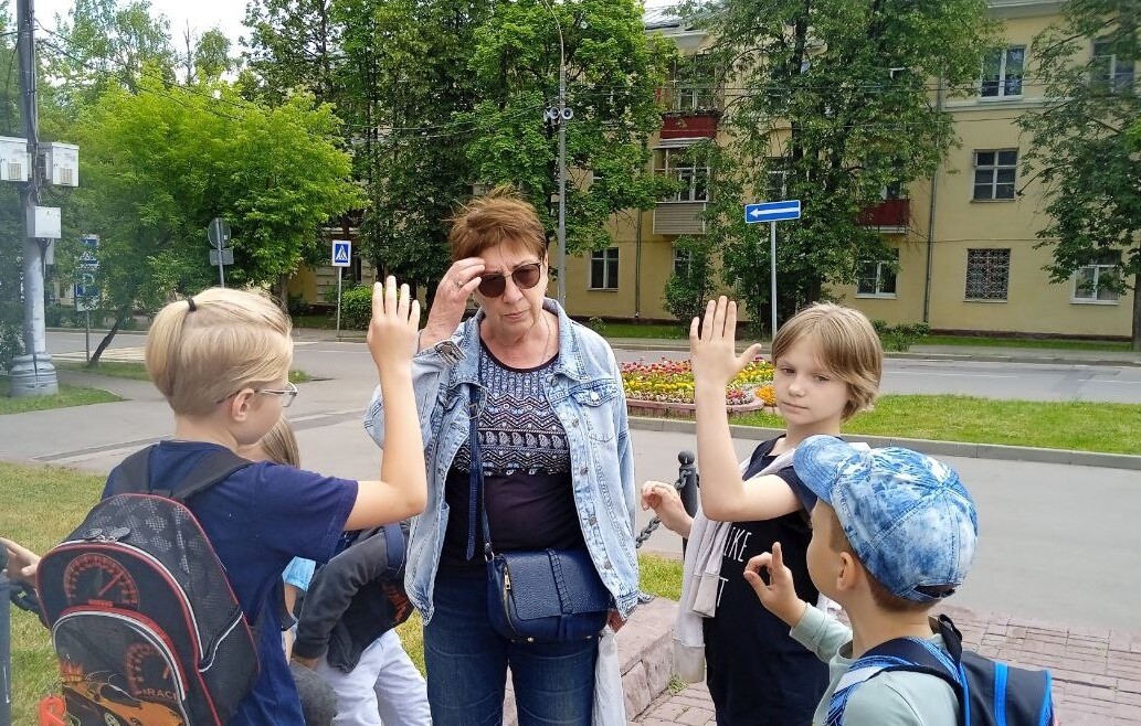 Ребята из лагеря дневного пребывания СДЦ ЛОТОС прошли по маршруту экскурсии "Памятники Внуково"