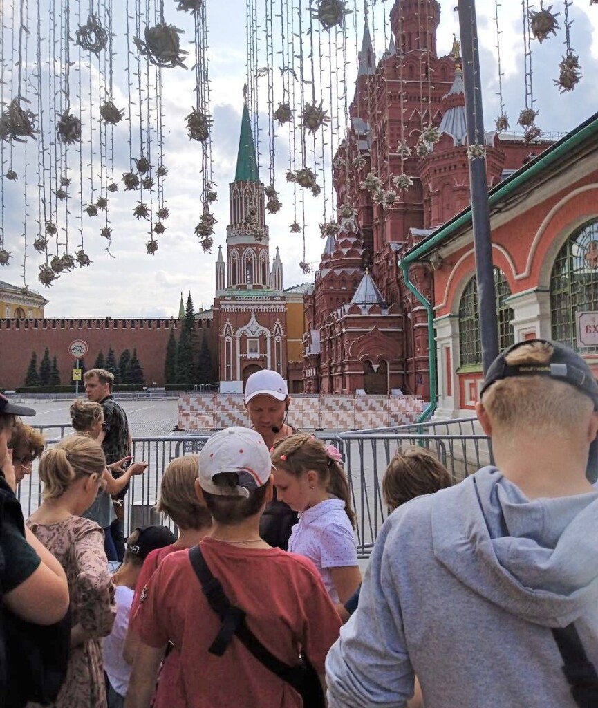 Путешественники Клуба "Истоки" изучали историю Московского Кремля на экскурсии "Тайны башен Кремля".