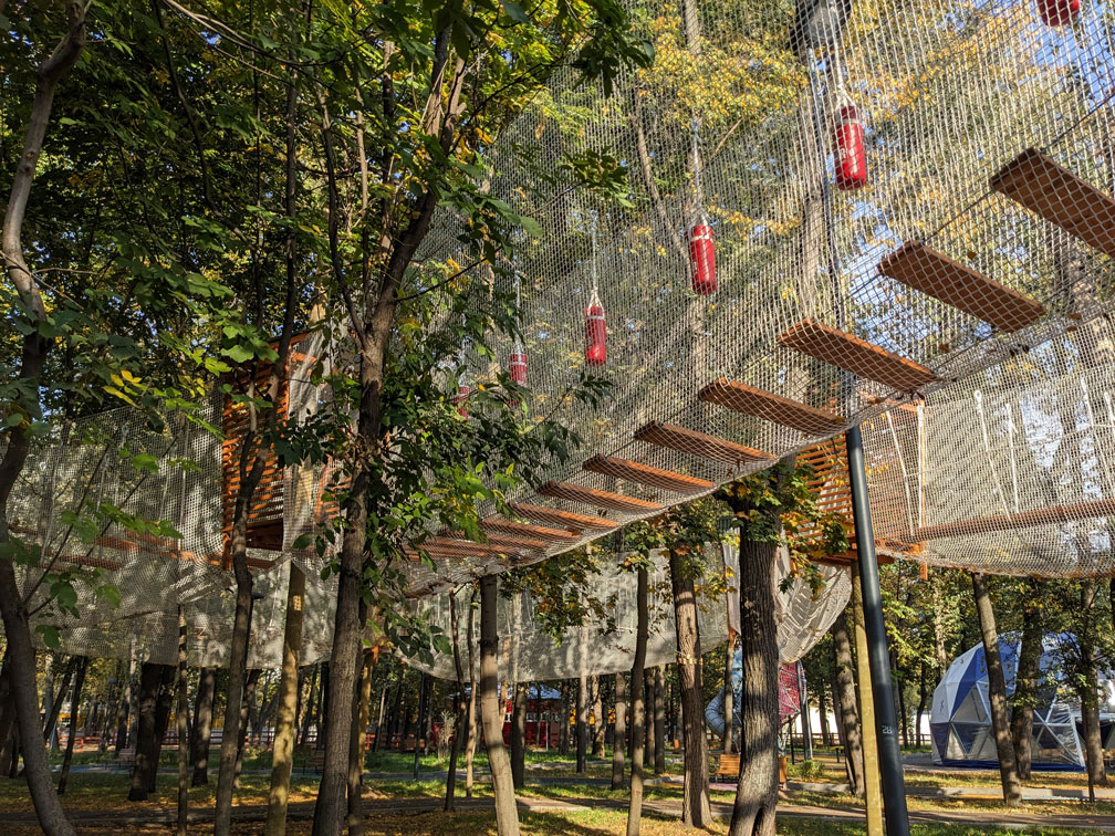 В детском парке «Фили» открыли аттракцион «Веревочный парк».