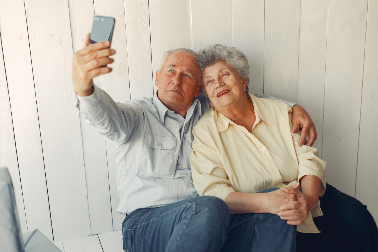 Пенсионеры по старому. Бабушка и дедушка. Люди старше 60 лет. Пенсионеры старше 60 лет. Пожилые мужчина и женщина.